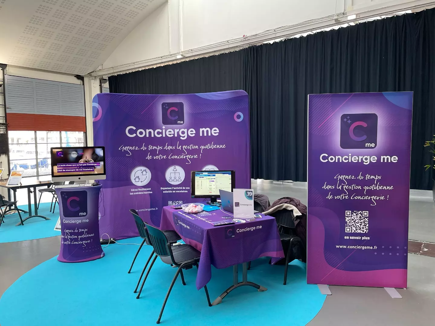 Nous réalisons tout type de structures pour vos stands, de la réalisation d’un simple Roll-Up à un stand complet modulable